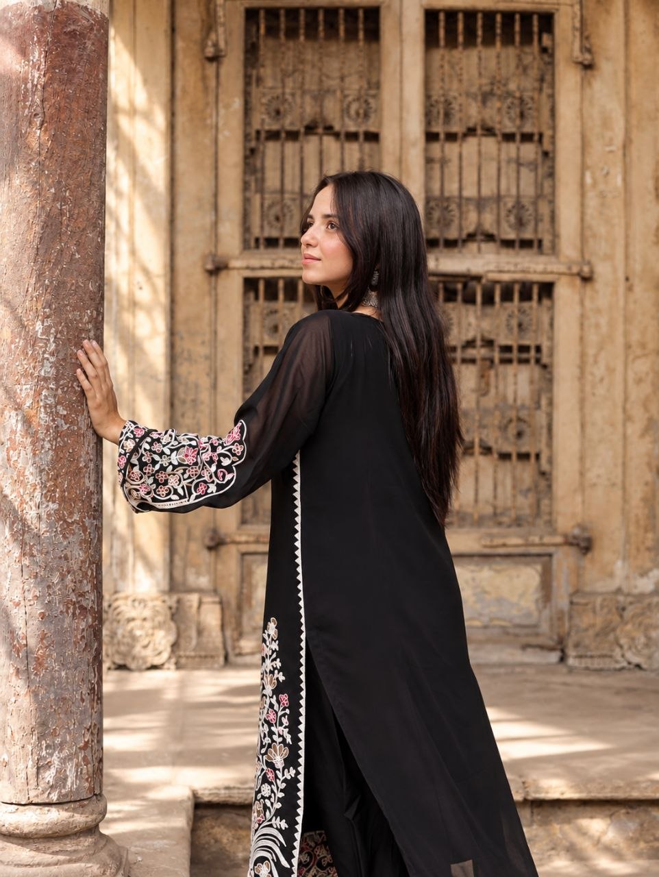 Gulbahar Kashmiri Black & White Multicolor Floral Dhaaga Threadwork 3-Piece Suit