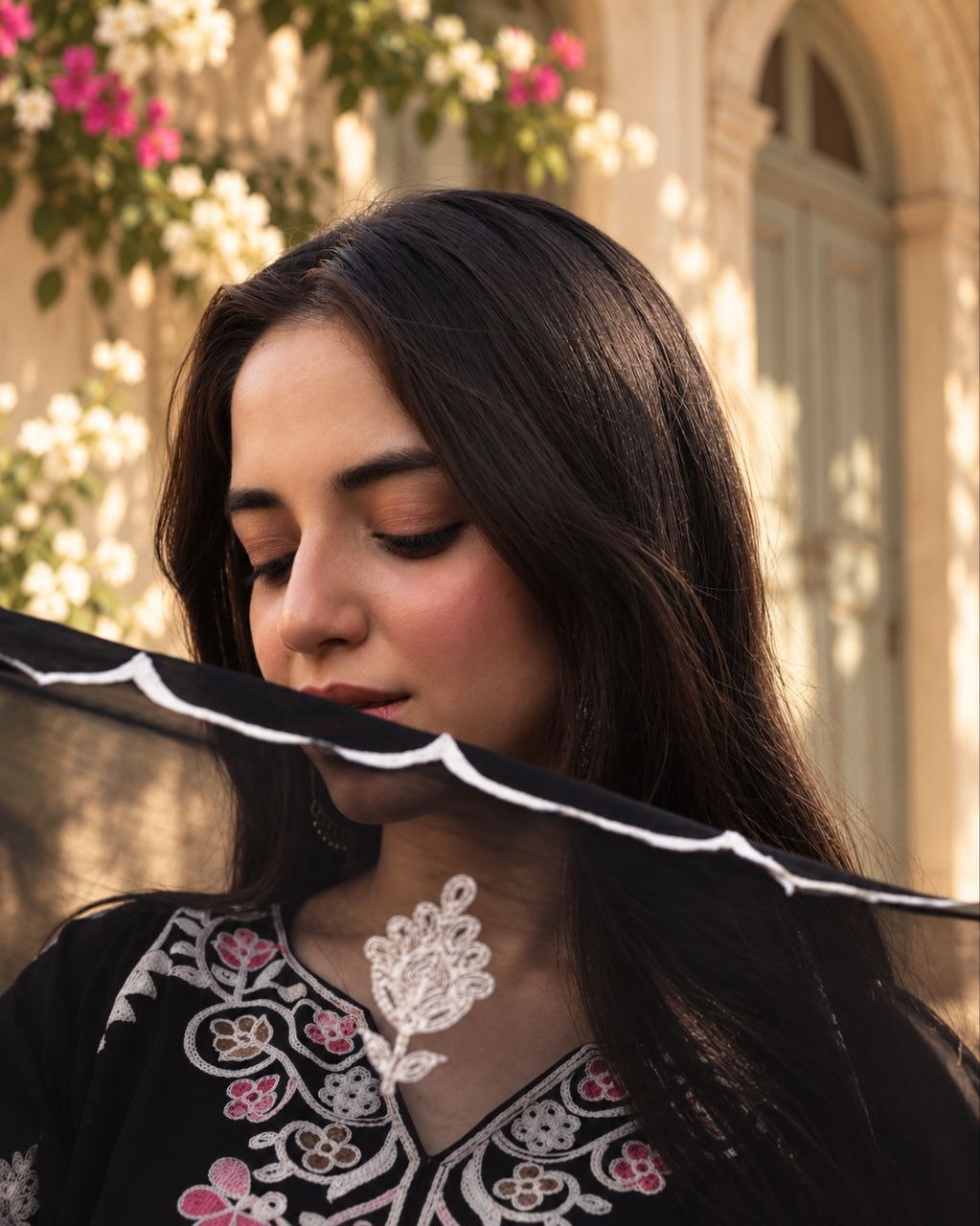 Gulbahar Kashmiri Black & White Multicolor Floral Dhaaga Threadwork 3-Piece Suit